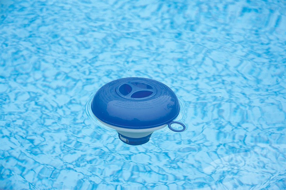 Bestway Flowclear Chloordispenser Ø 12,7 cm drijft in helder zwembadwater voor gelijkmatige chloorafgifte Bestway